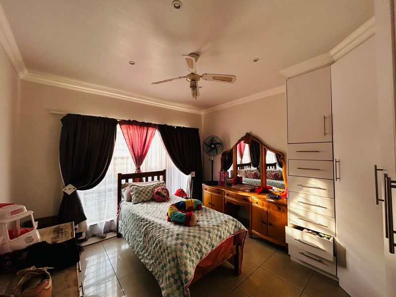 Charming 4-Bed Home in Quiet Old Vaalpark - Photo 7