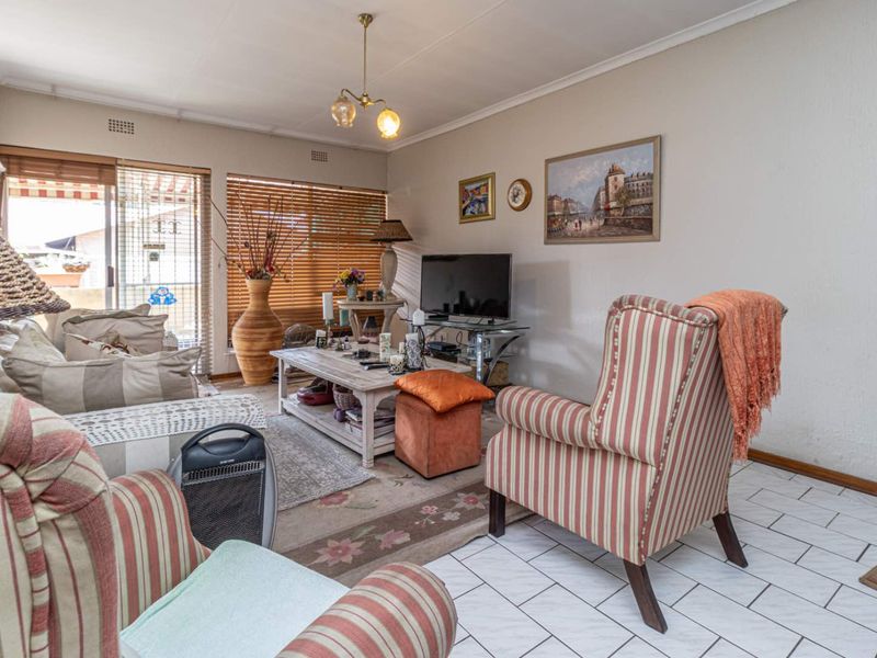 Charming Simplex Living with Endless Potential. Sorry unfortunately no pets - Photo 10