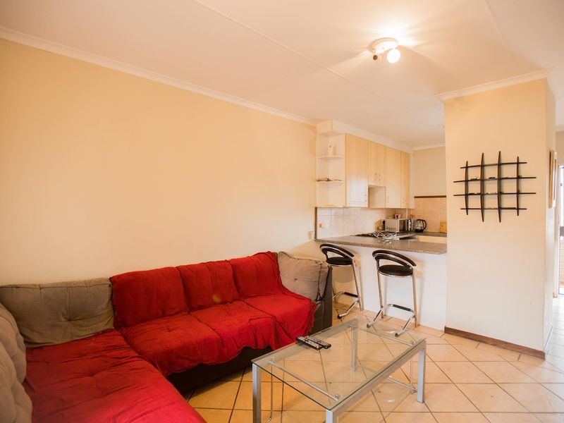 2 Bedroom Townhouse with a Covered Balcony - Photo 10