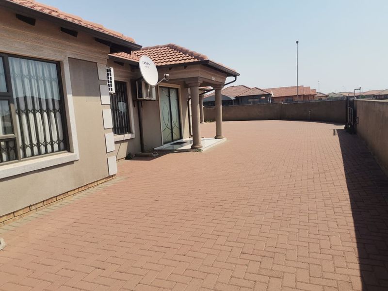 4 Bedroom House For Sale in Vanderbijlpark CE4 - Photo 2