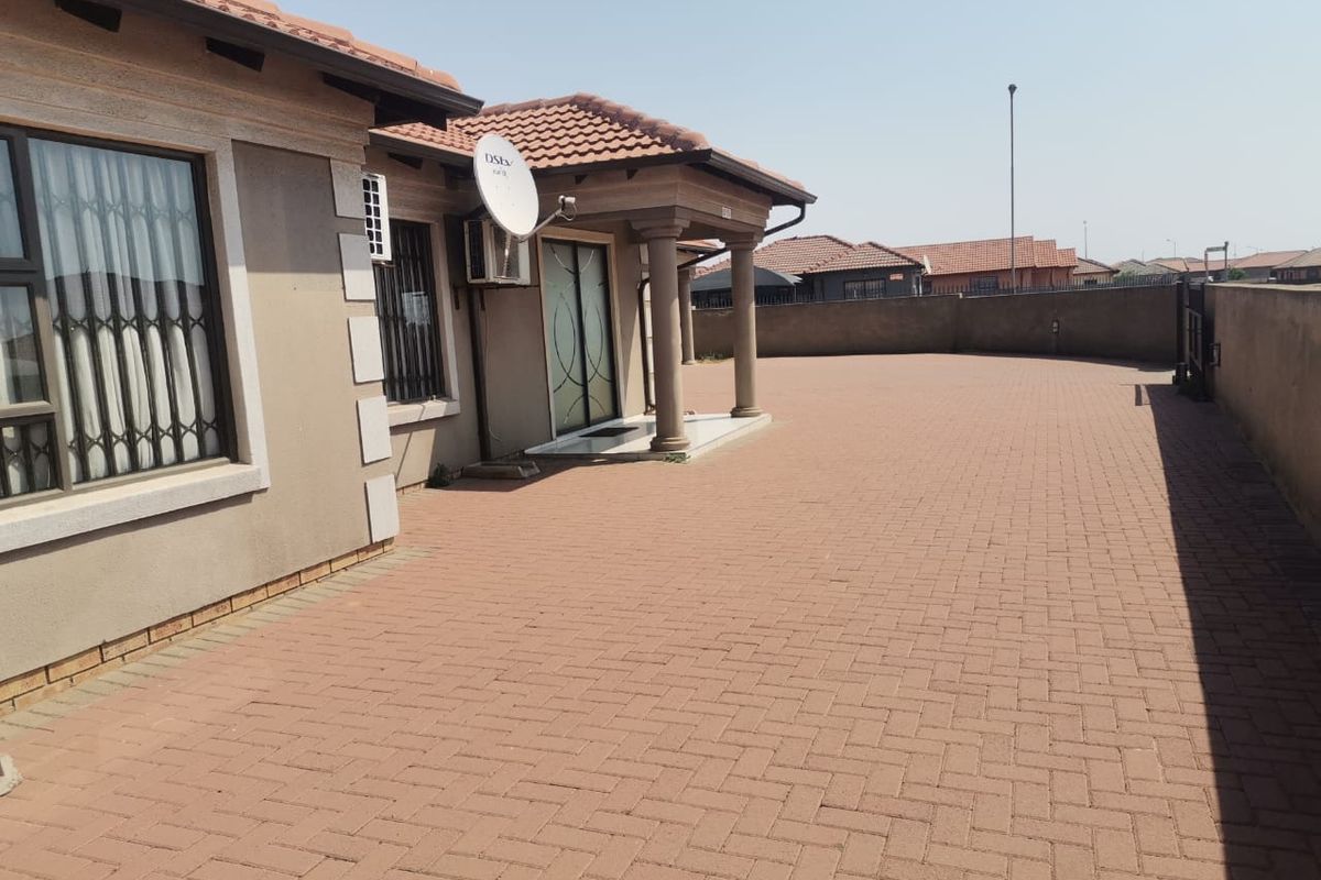 4 Bedroom House For Sale in Vanderbijlpark CE4 - Photo 2