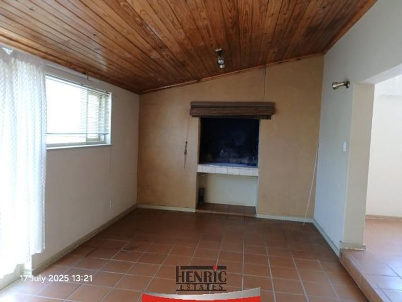 Renovator's dream in Hermes, Walvis Bay, for Sale - Photo 2