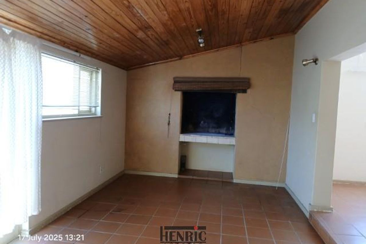 Renovator's dream in Hermes, Walvis Bay, for Sale - Photo 2
