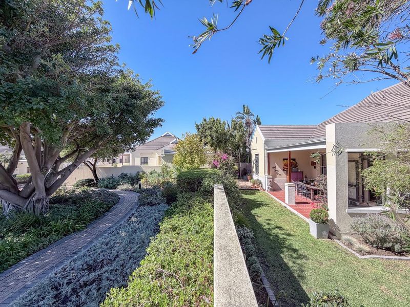 Elegant Home Perfectly Positioned For Privacy - Photo 3