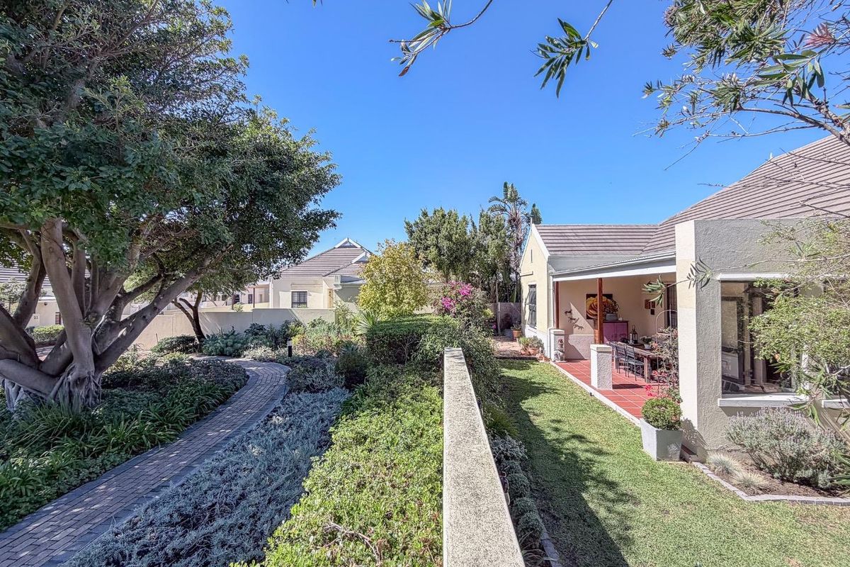 Elegant Home Perfectly Positioned For Privacy - Photo 3