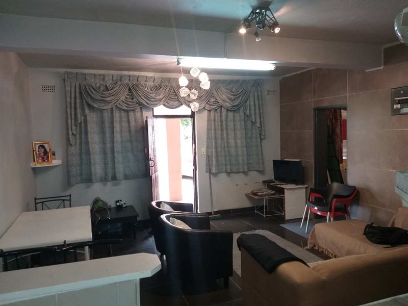**Charming 1-Bedroom Ground Floor Apartment in a Premier Complex For Sale! - Photo 4