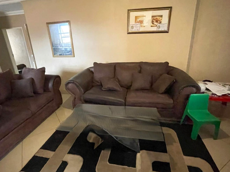 Neat and spacious family home situated in Dixon - Photo 3