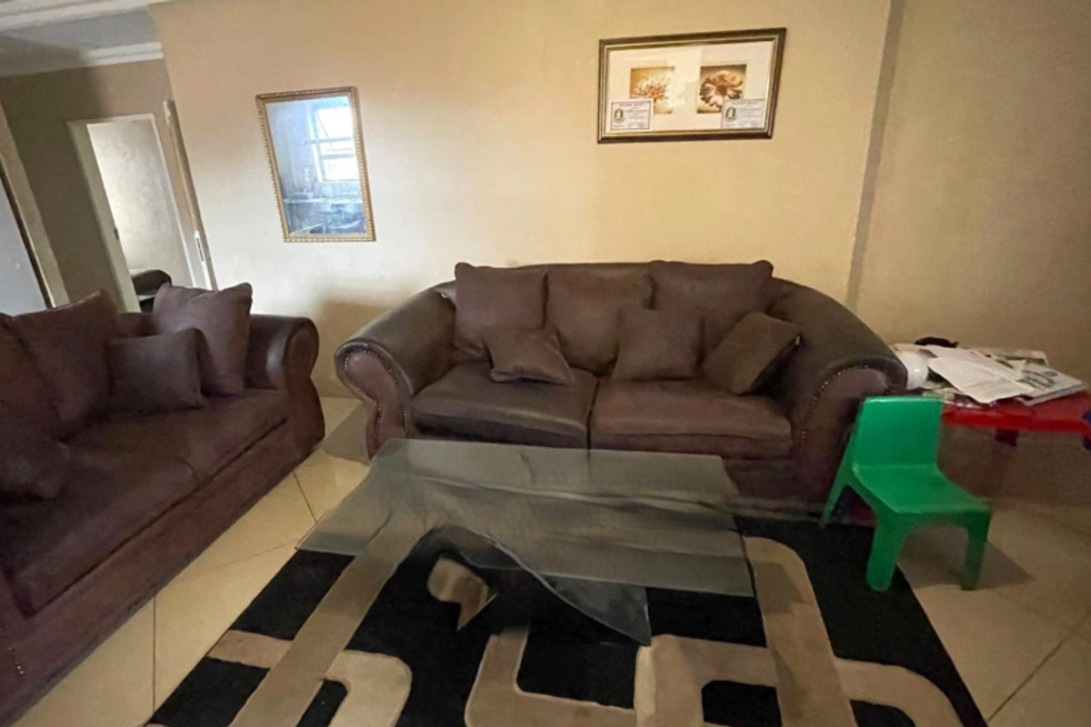 Neat and spacious family home situated in Dixon - Photo 3