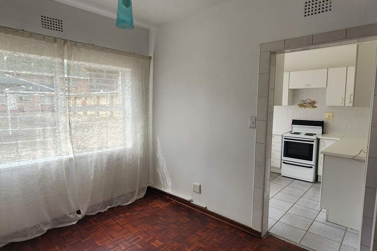 Neat 3 bedroom townhouse with garden - Benoni Central - Not pet friendly - Photo 5