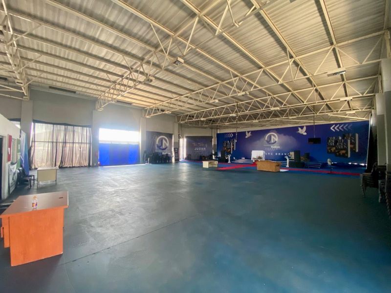 Vibrant Location: Perfect for Car Showroom & More - Photo 5