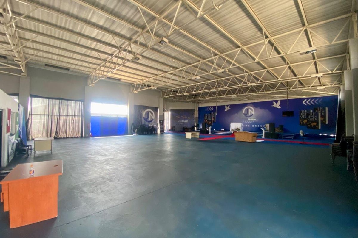 Vibrant Location: Perfect for Car Showroom & More - Photo 5