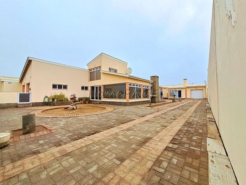Central Walvis Bay:  Spacious 3 Bedr Home with 2 Bedr Flat is for Sale - Photo 2