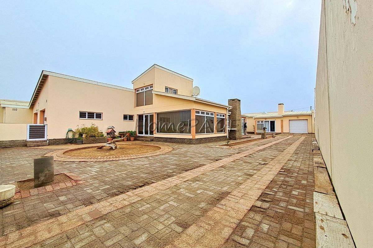 Central Walvis Bay:  Spacious 3 Bedr Home with 2 Bedr Flat is for Sale - Photo 2