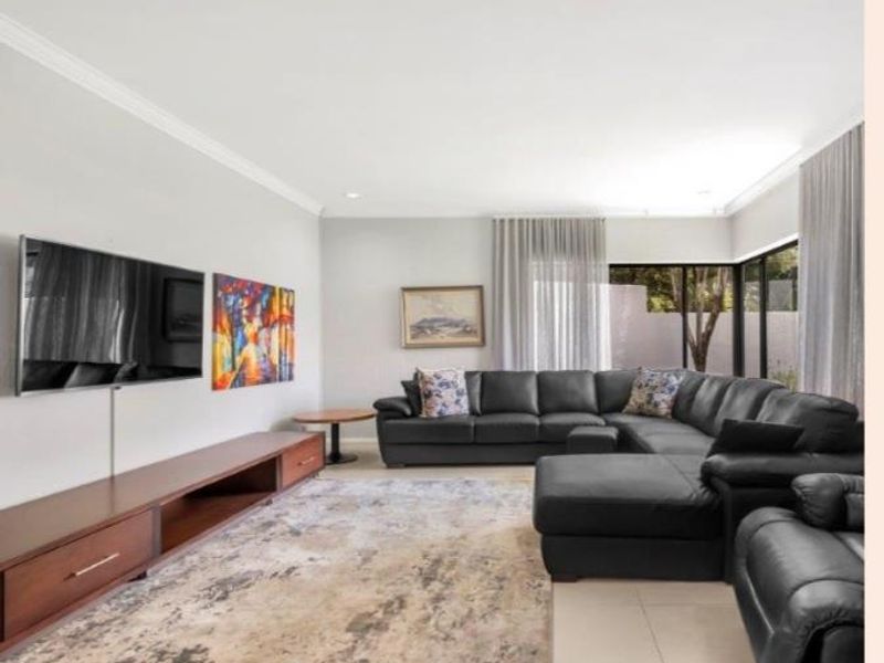 Renovated modern simplex in Exclusive Estate - Move Straight In! - Photo 2