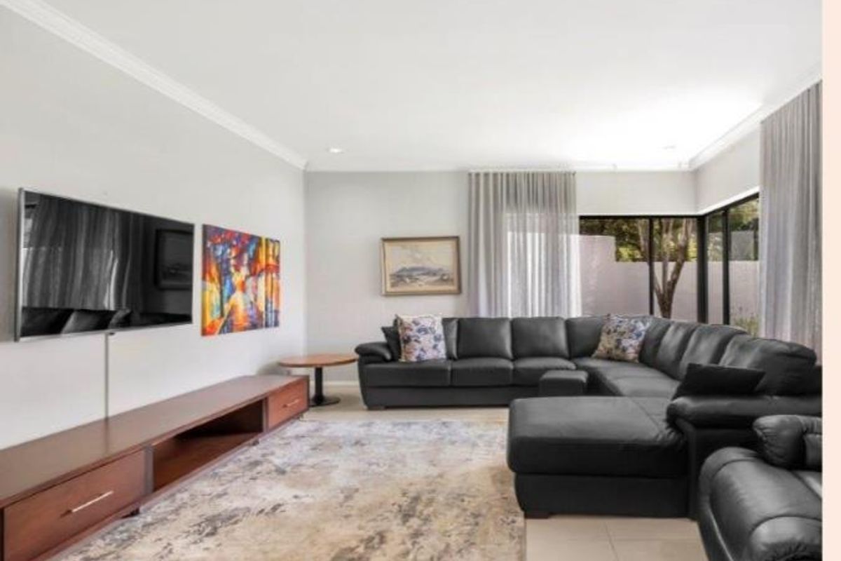 Renovated modern simplex in Exclusive Estate - Move Straight In! - Photo 2