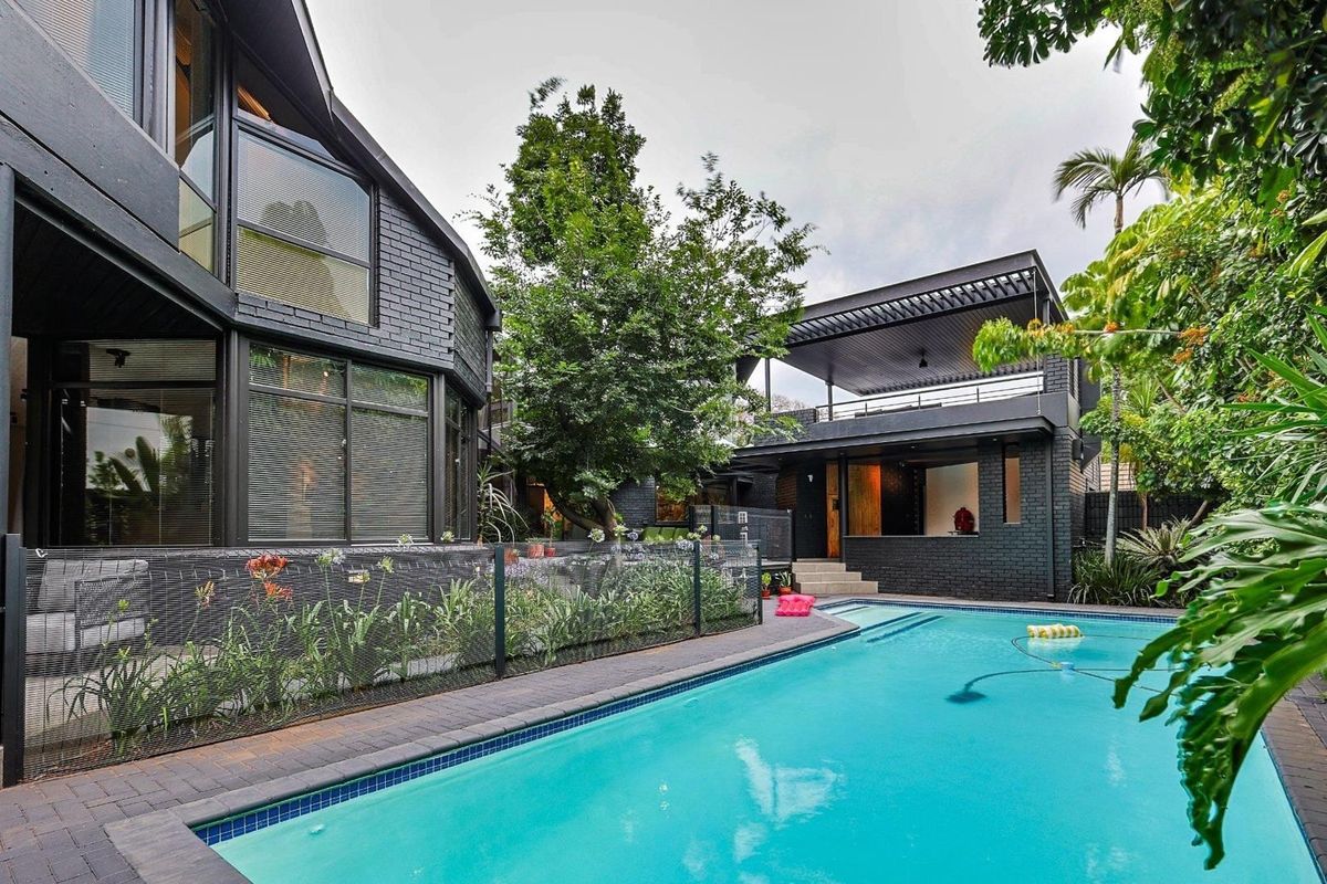 6 Bedroom For Sale - Photo 2