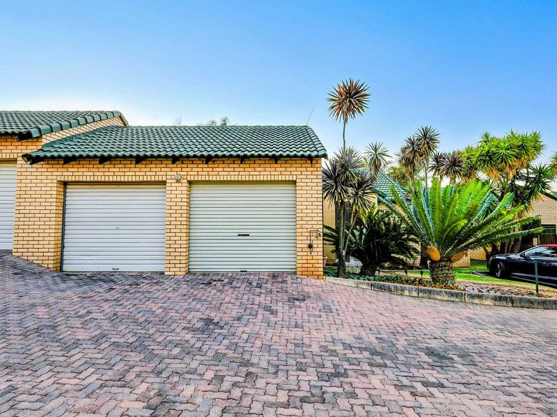 Elegant 3-Bedroom Modern Home with Solar in a Exquisite Moreleta Park Estate - Photo 3
