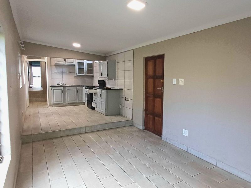 Charming Renovated Cottage with Study in the Heart of Victory Park - Photo 4