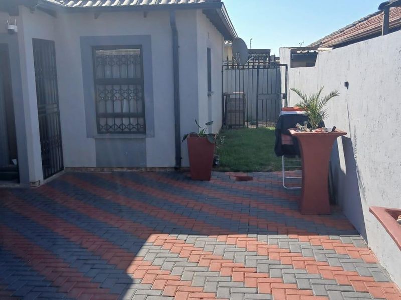 Clayville R895 000- Lovely neat Home - Photo 2