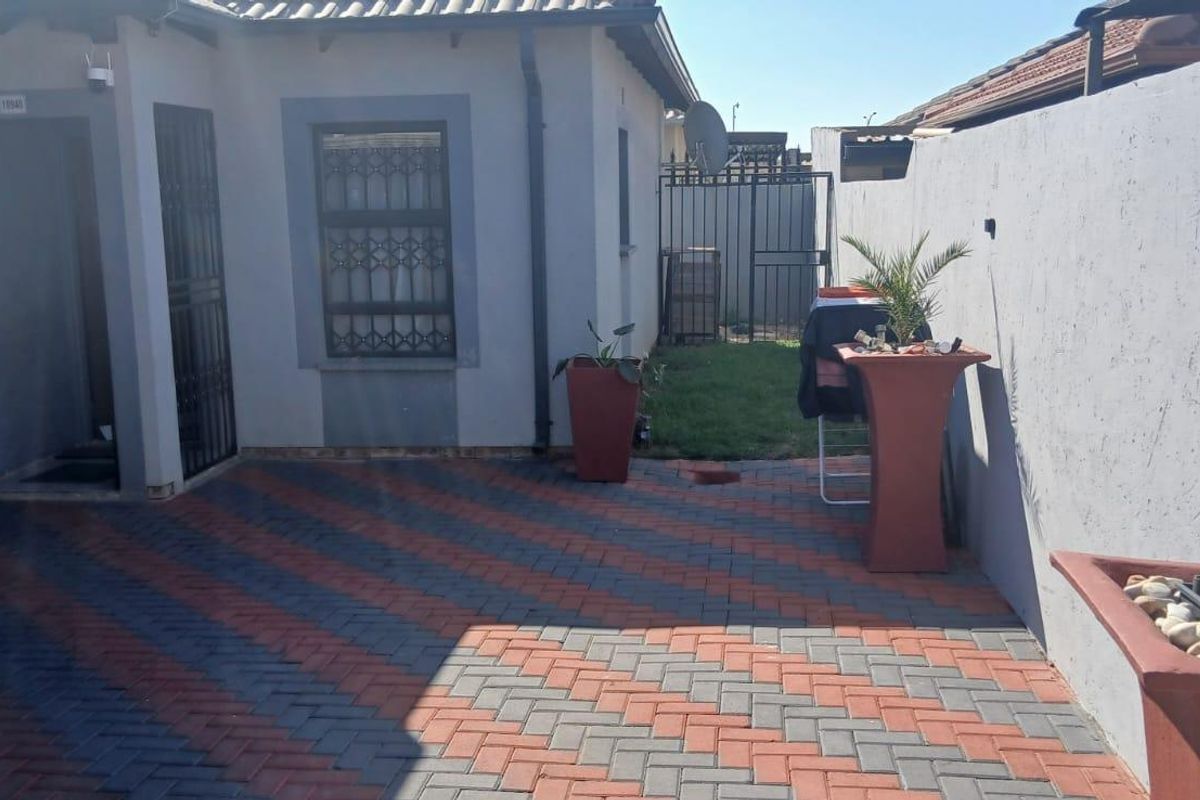 Clayville R895 000- Lovely neat Home - Photo 2