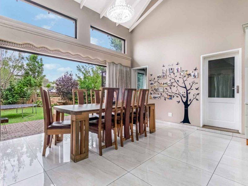 LIFE WITH LUXURY, INDULGENCE AND CONVENIENCE, THIS CHIC HOME IS A MUST SEE - Photo 4