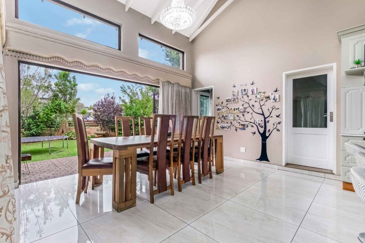 LIFE WITH LUXURY, INDULGENCE AND CONVENIENCE, THIS CHIC HOME IS A MUST SEE - Photo 4