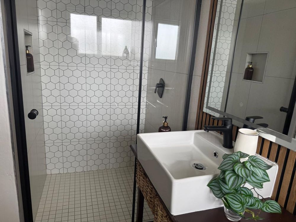 Bedroom 3 en-suit bathroom