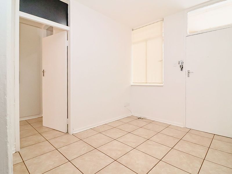 Sunlit One-Bedroom Apartment in Prime Location! - Photo 8