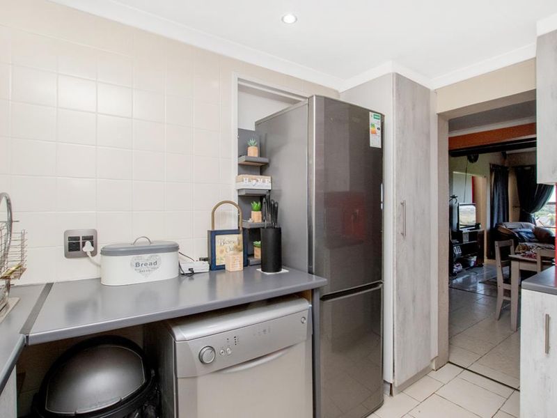 Lovely 3 bedroom 2 bathroom duplex unit for sale in Silverfields Krugersdrop - Photo 8