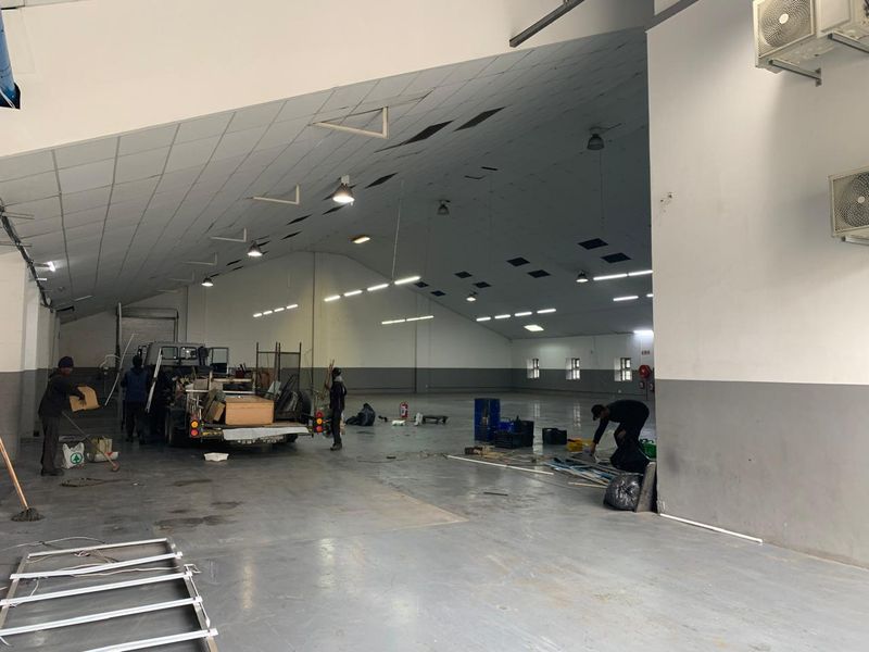 Spacious Warehouse with Air-Conditioned Office & Mezzanine Space - Photo 3