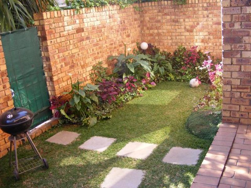 2 Bedroom Townhouse in a Secure Complex with double lock up garages - Photo 2