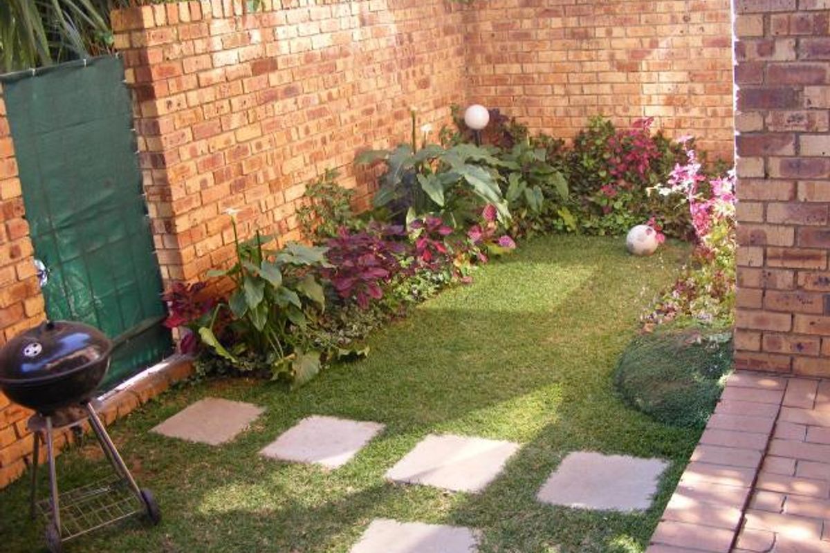 2 Bedroom Townhouse in a Secure Complex with double lock up garages - Photo 2