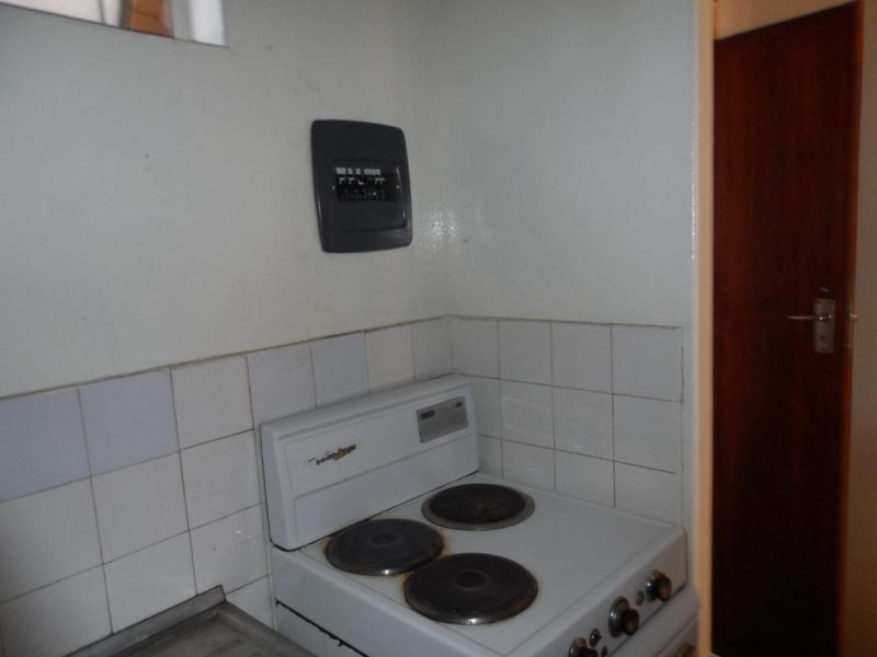 BACHELOR FLAT TO RENT IN ARCADIA - Photo 5