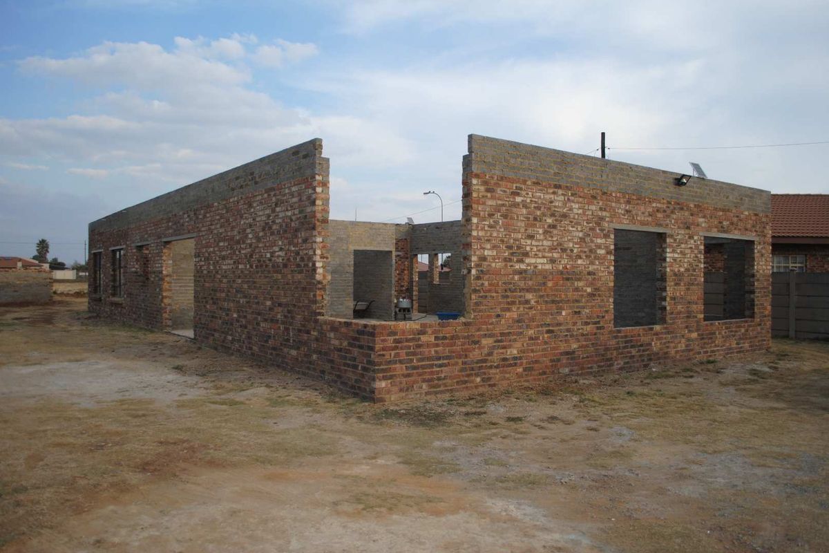 Incomplete Double storey up for sale - Photo 3