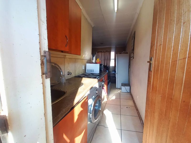 A 2 BEDROOM APARTMENT - Photo 6