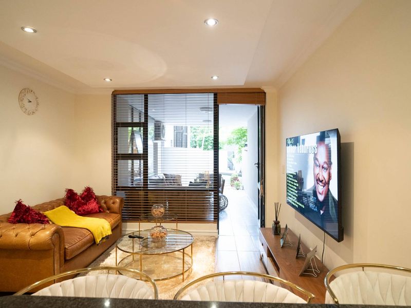 Luxury 3 Bedroom Home with Designer Touches in Sandton CBD - Photo 3