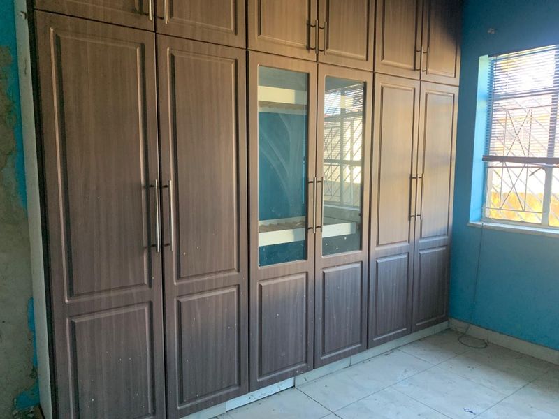 **Spacious Home with Huge Cottage & Pool – Prime Location in Rosettenville - Photo 7