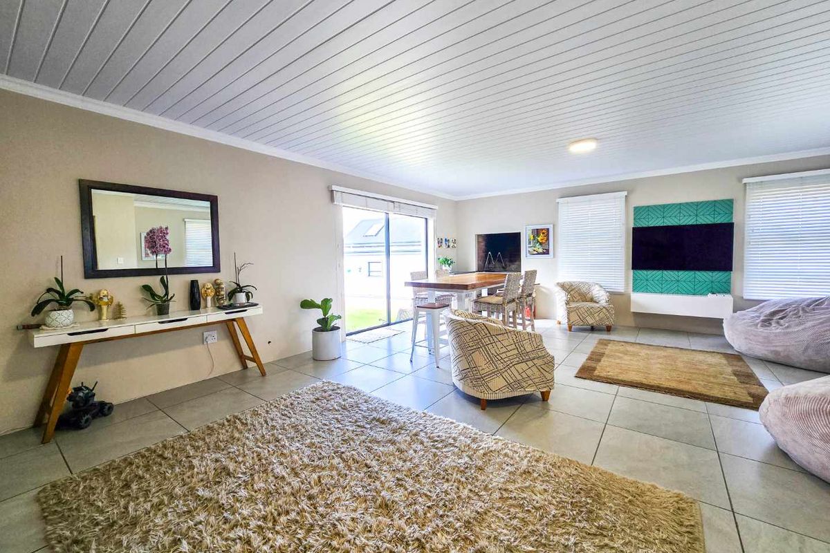 Charming family home for sale in Stilbaai-Wes. - Photo 4