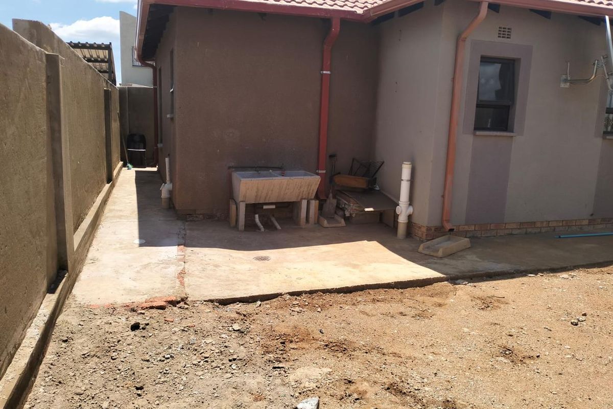 Clayville Ext 77 R 1350 000 - Family Home - Photo 3