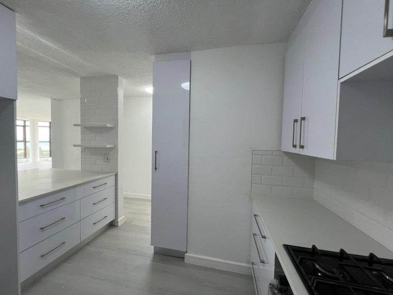 VIEWS and 2 Secure basement parkings!! - Photo 2