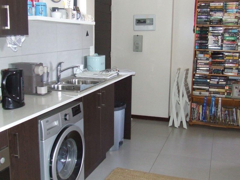 Top Floor 2 Bed 2 Bath Apartment for sale in Jackal Creek Golf Estate - Photo 4