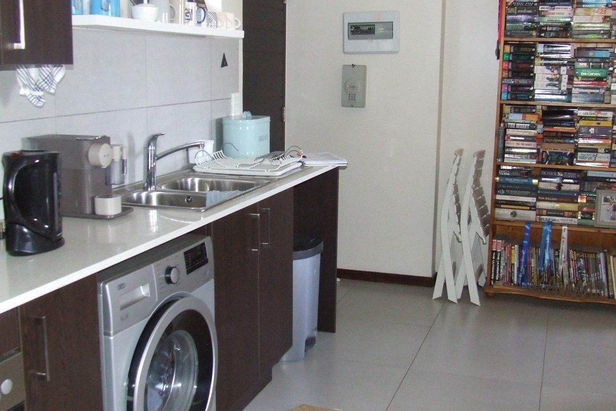 Top Floor 2 Bed 2 Bath Apartment for sale in Jackal Creek Golf Estate - Photo 4