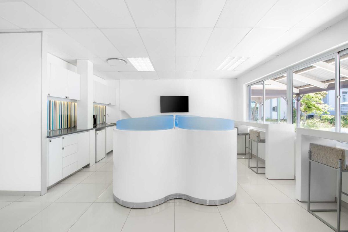 Book a reserved coworking spot or hot desk in Regus East London - Photo 4