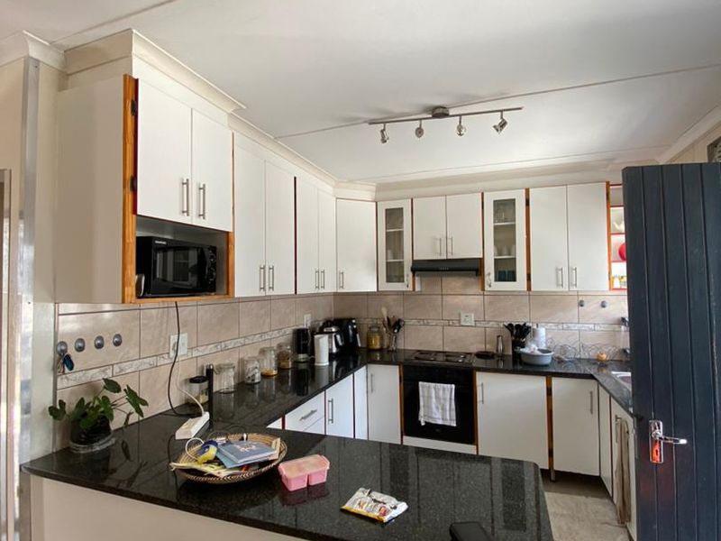 For Sale :🏡 3 Bedroom House in 📍ONDANGWA(Close to the Fire Brigade) - Photo 4