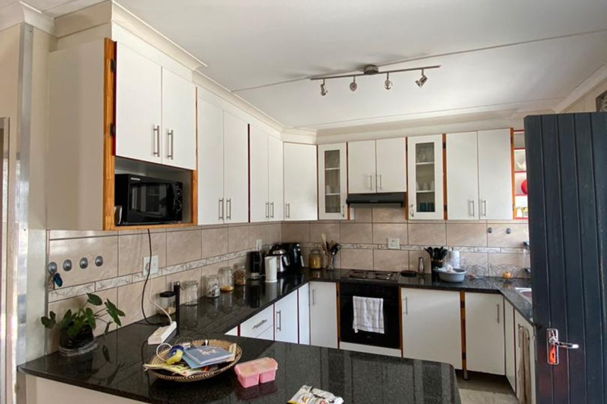 For Sale :🏡 3 Bedroom House in 📍ONDANGWA(Close to the Fire Brigade) - Photo 4