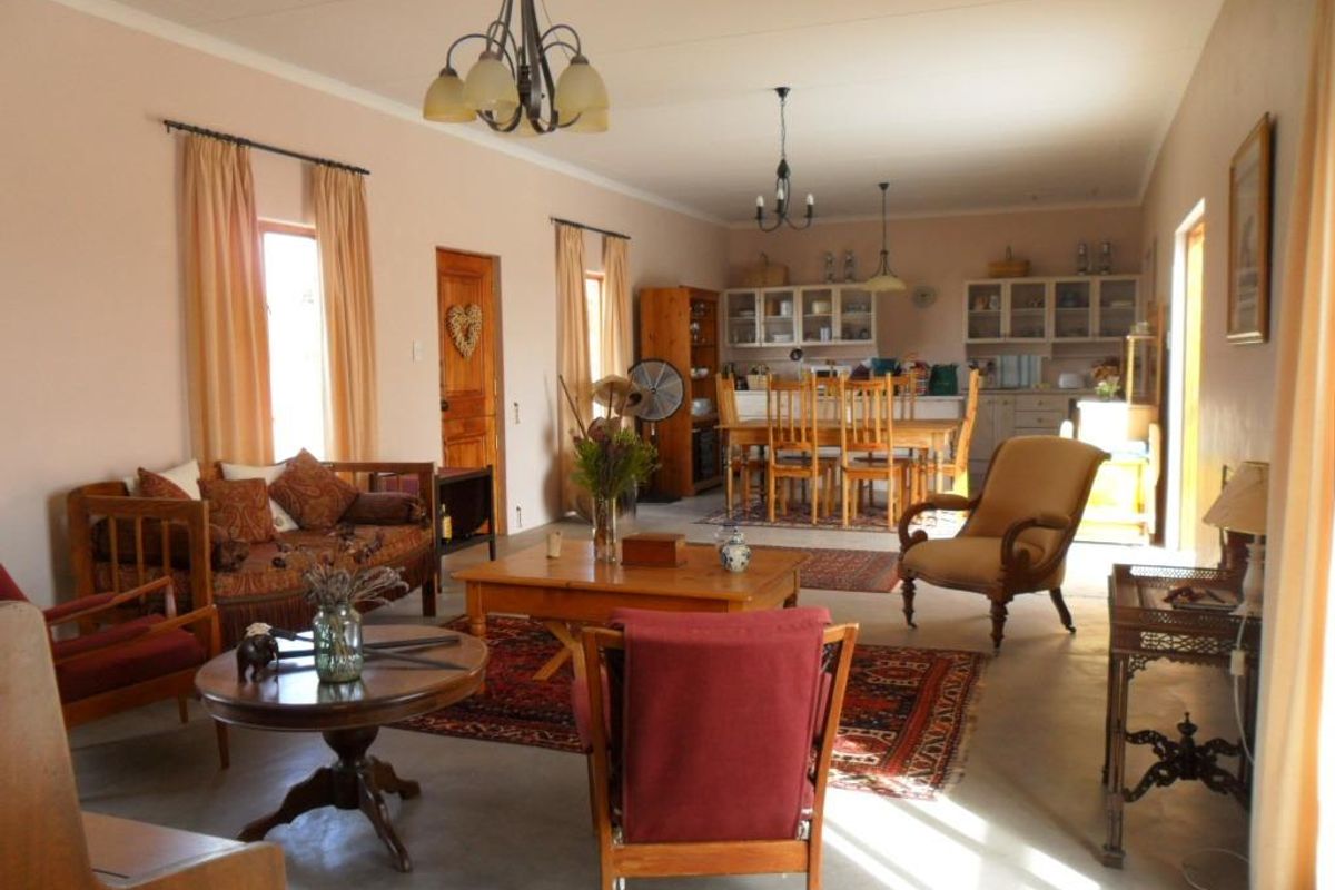 Low-Maintenance Family Home on a Large Erf in Kakamas - Photo 2