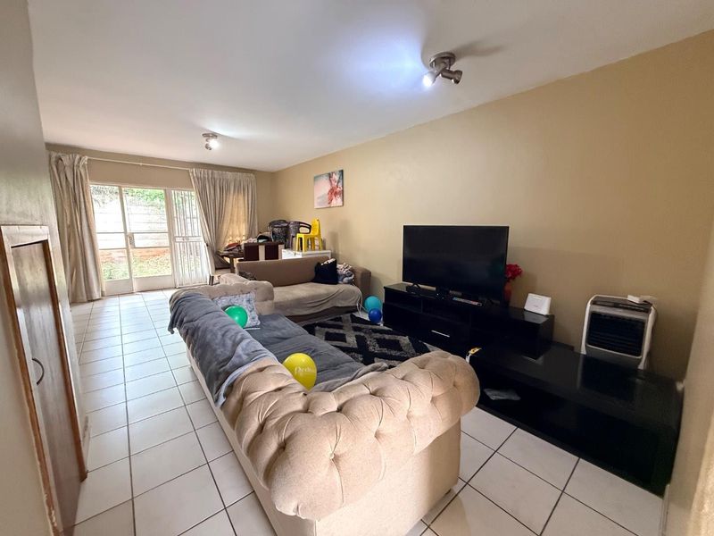 Charming 2-Bedroom Duplex with Balcony, Fireplace & Private Garden - Photo 3