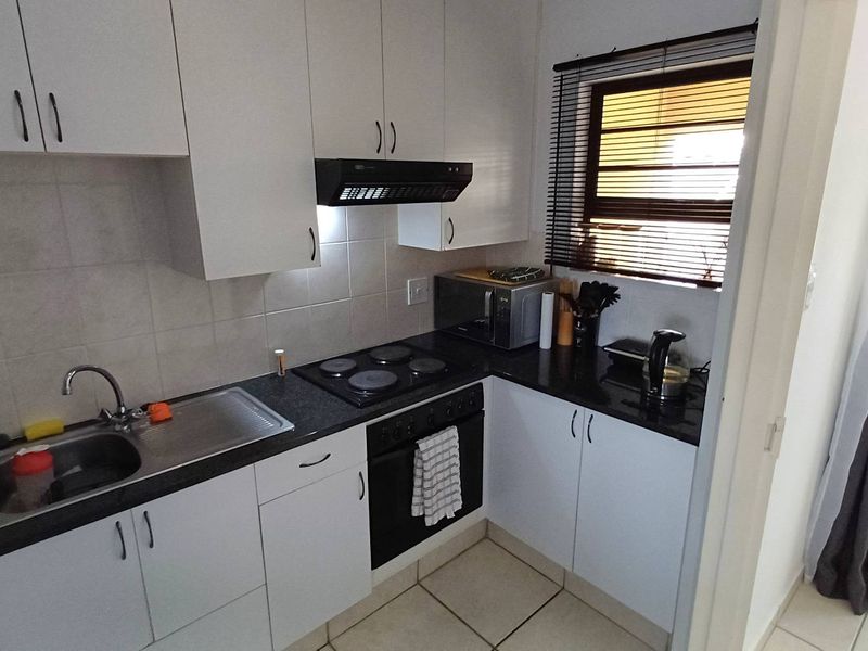 Starter home in a centrally located complex - Photo 2