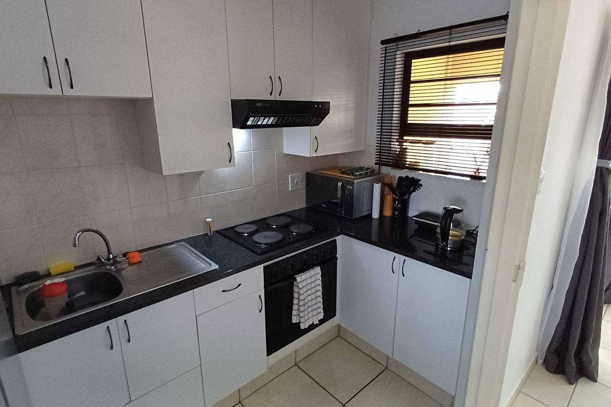 Starter home in a centrally located complex - Photo 2