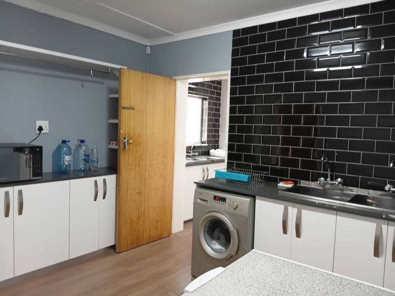 Olympia - Spacious 4 bedroom home to let with huge yard. - Photo 6